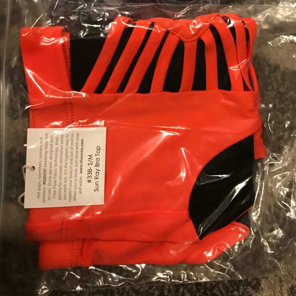 NWT Onzie Yoga Top - Picture 3 of 3